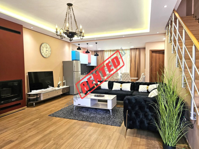 Vile 3-kateshe me qera prane zones se Lundres.

Ndodhet ne nje kompleks vilash shume te preferuar 